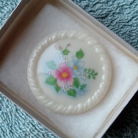 Nib vintage 1984  hand painted cameo pin  porcelain - Picture 4 of 4
